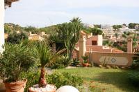 Villa auf Mallorca Ferienhaus Calma mit grossem Gemeinschaftspool und Poollagune, mediterranem Garten und direktem Meerzugang mit kleiner Strandbar Garten mit Blick in auf das Drfchen Valle de Oro